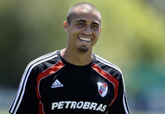 图文特雷泽盖正式亮相河床队特雷泽盖笑容满面