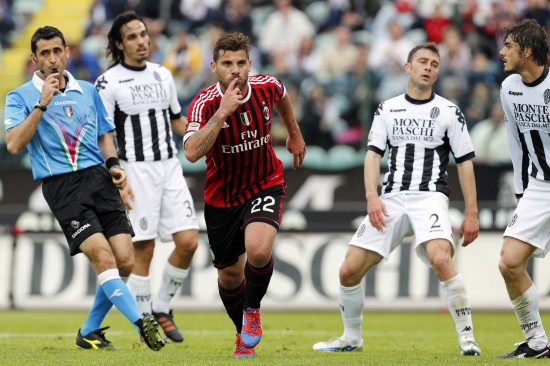 图文-[意甲]锡耶纳1-4米兰 诺切里诺在进球后庆祝_国际足球-意大利