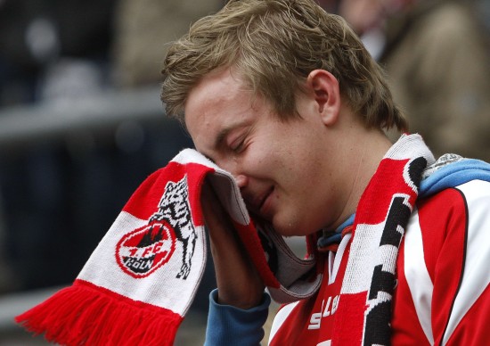 图文-[德甲]科隆1-4拜仁 一名科隆球迷赛后哭泣_国际足球-德国_新浪