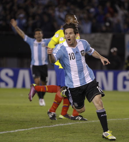 图文-世预赛阿根廷4-0厄瓜多尔 梅西庆祝进球