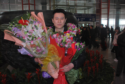 孔杰在北京首都国际机场受到热烈欢迎