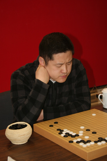 图文第9届招商银行杯8强战现场周鹤洋似乎遇难题