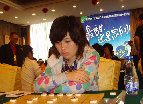 图文象棋团体赛第4轮现场张婷婷全力以赴