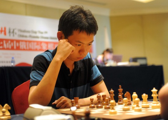 图文-第七届中俄国际象棋对抗赛 王皓冥思苦想