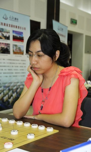 图文威凯杯象棋赛第3日陈丽淳认真对局