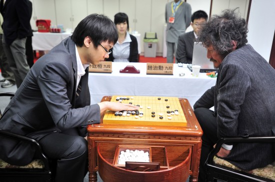 5月27日,韩国九段棋手朴廷桓(左)与代表日本参赛的韩国九段棋手赵治勋