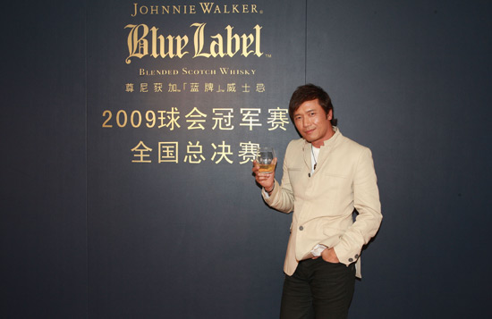 苗侨伟举杯庆贺