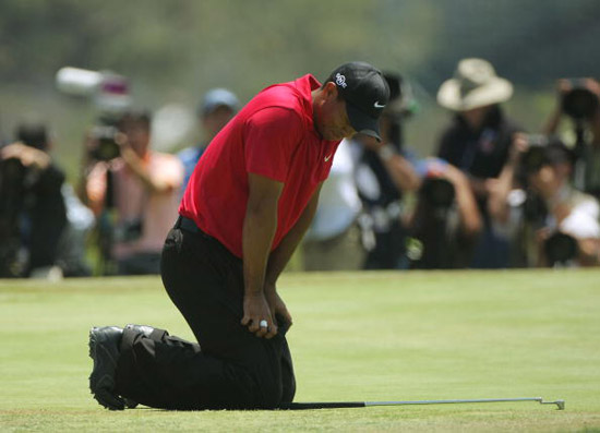 图文美国公开赛伍兹夺冠长跪不起