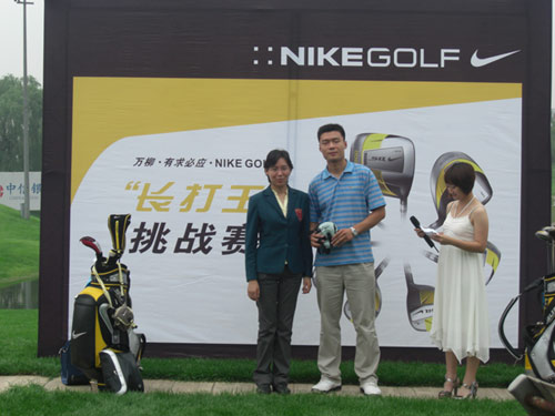 图文"nikegolf长打王"挑战赛 张秋颖颁奖