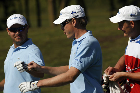 图文高尔夫世界杯同组搭档芬兰组合击拳鼓励