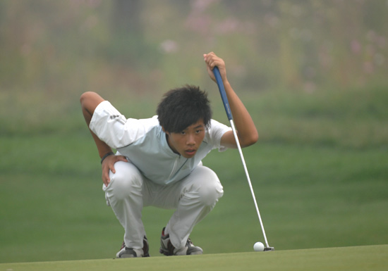 图文-中信银行业巡赛次轮 王曦晨仔细看线