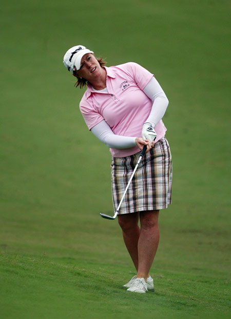 图文-纳维斯达精英赛次轮 艾莉森-法奇侧身望路