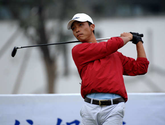 图文中信银行业巡赛次轮徐华峰开球