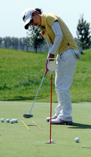 图文-中国业余高尔夫球赛练习日 黎佳韵练习推杆
