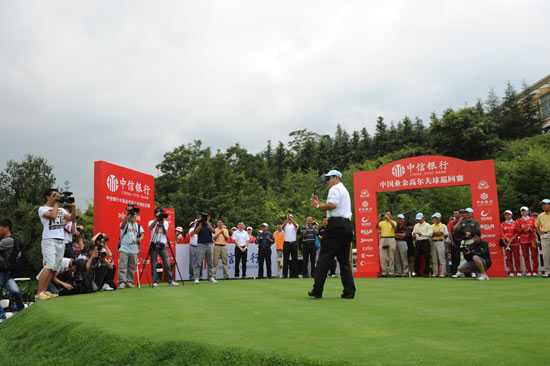 图文-中信银行业巡赛昆明站开球 李裕光_综合体育