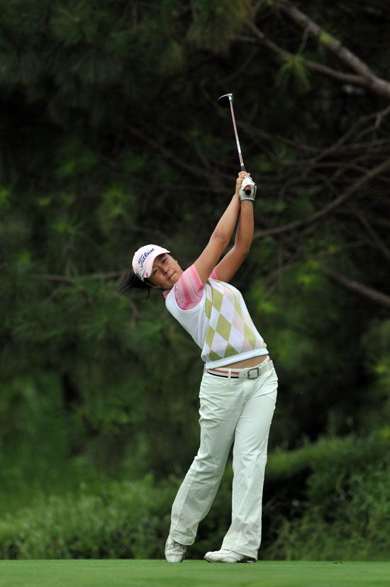 图文-中信银行业巡昆明站首轮 杨嘉欣开球