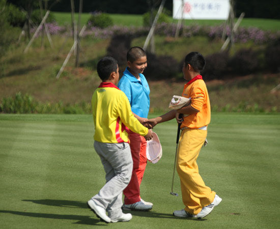 图文-中信银行青少年总决赛 小选手握手示好