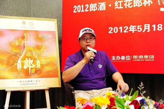 图文-红花郎杯河北站 付饶接受媒体访问