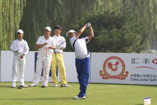 高爾夫鄉村俱樂部進行第二輪的鏖戰,繼昨日男子選手張進打出大號紅字