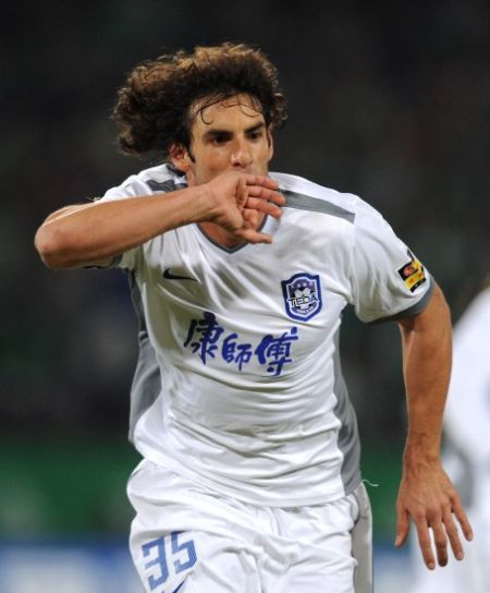 6月23日晚,央视《足球之夜》关注了现效力于天津泰达队的外援卢西亚诺