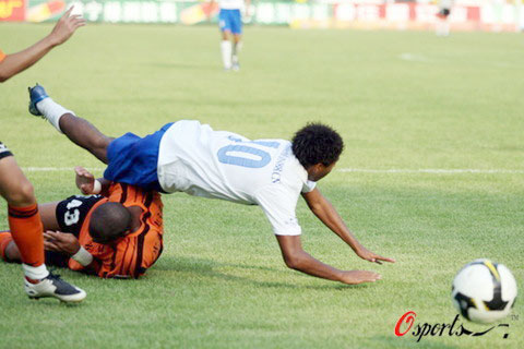 图文广州医药21武汉光谷激烈拼抢人仰马翻