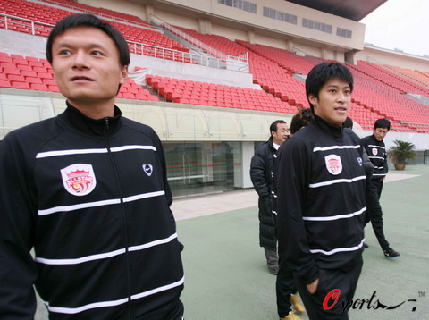 图文中超明星义赛双方球员训练祈锋和张耀坤