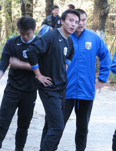 图文申花体能训练加大强度毛剑卿挑战体能极限