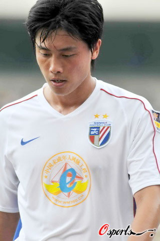 图文-[中超]江苏舜天vs上海申花 冯祺黯然离场