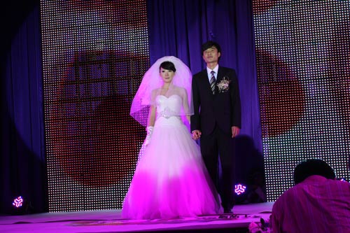 图文-鲁能队长刘金东婚礼现场 新郎新娘天造地设