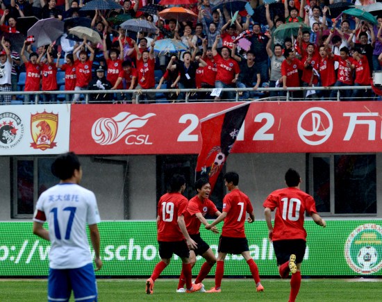 图文中超辽宁10山东辽宁宏运队球员庆祝进球