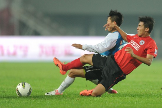 图文-[中超]辽宁3-2实德 张野与阎相闯拼抢_国内足球-中超_新浪竞技