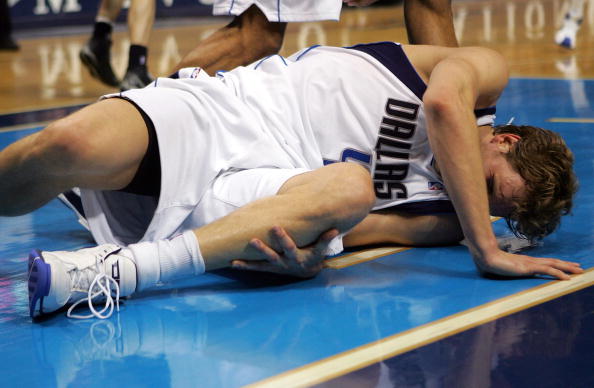 图文-诺维斯基受伤不起 单手支地无法站立