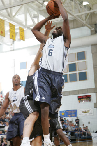 图文nba落基山夏季联赛19日空中转身投篮