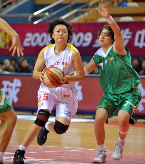 图文wcba半决赛八一主场胜江苏柏华带球突破