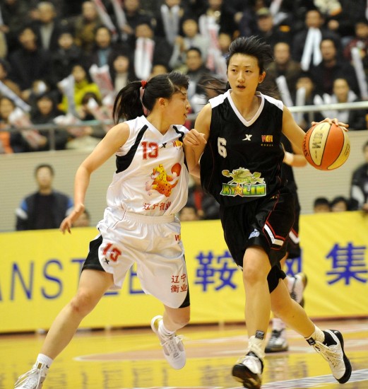 图文-[wcba总决赛]辽宁82-79八一 王凡突破进攻_篮球-女篮_nike新浪