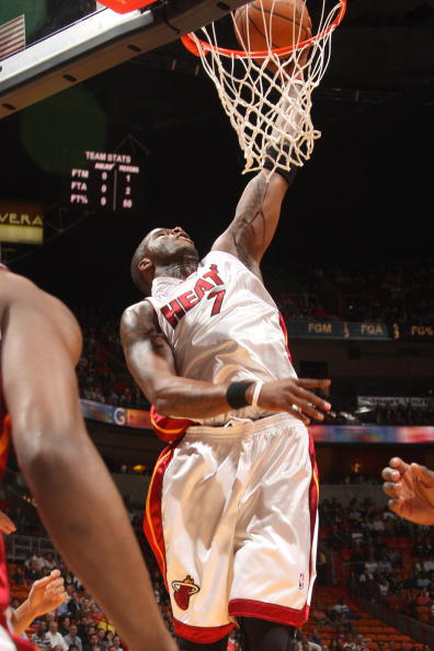 图文常规赛活塞vs热火韦德左勾手上篮