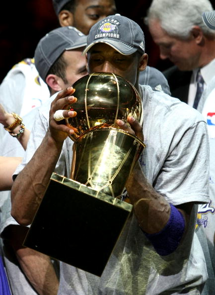 图文-湖人夺08-09赛季总冠军 科比亲吻奖杯