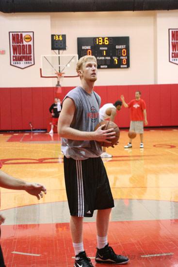 亮相并进行对抗训练,新秀杰梅因-泰勒,蔡斯-巴丁格,08年新秀乔伊-多西