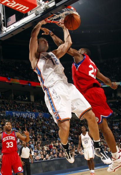 图文-[常规赛]76人106-117雷霆 科斯蒂奇扭身进球_篮球-nba_nike新浪