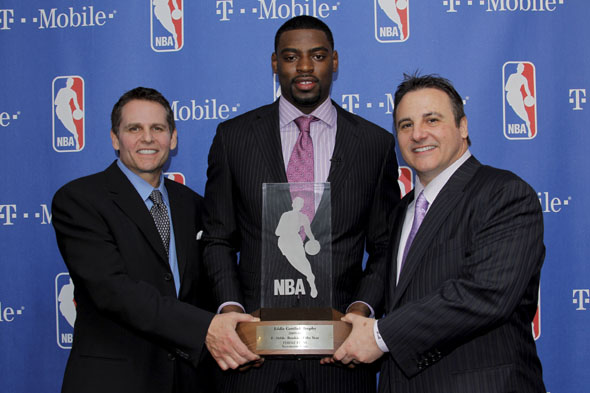 图文-埃文斯荣膺最佳新秀 埃文斯捧得奖杯_篮球-nba_nike新浪竞技风暴