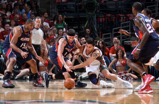 图文季后赛老鹰vs雄鹿德尔菲诺飞身抢断