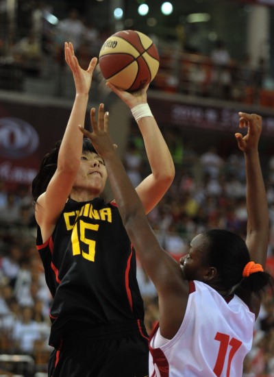 图文-中古女篮对抗赛中国82-59古巴 陈楠出手投篮