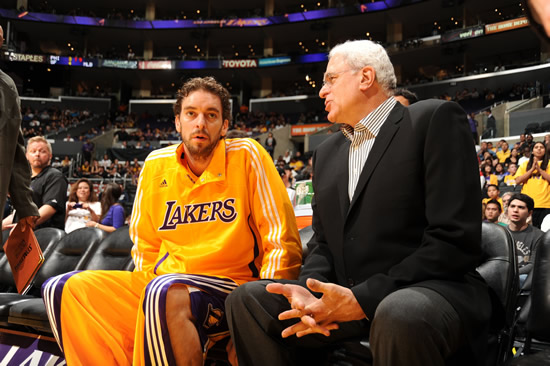 图文-[季前赛]掘金95-102湖人 禅师加索尔场边交流