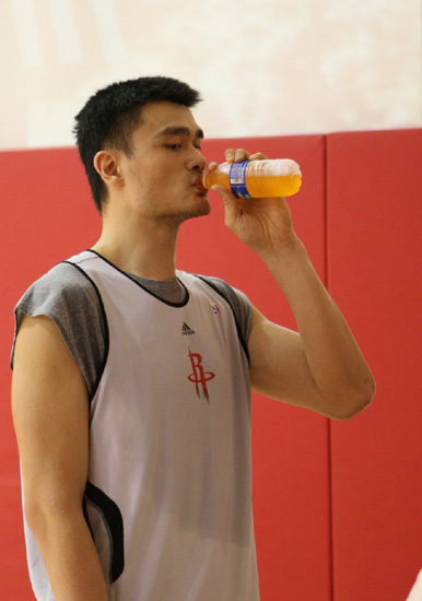 图文11月5日火箭常规训练姚明喝饮料补充能量