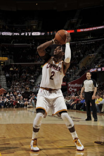 图文常规赛马刺12590骑士欧文准备投篮