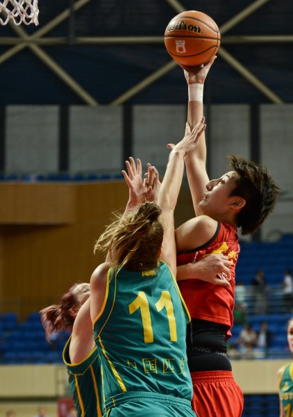 图文中国女篮险胜澳大利亚魏伟在比赛中进攻