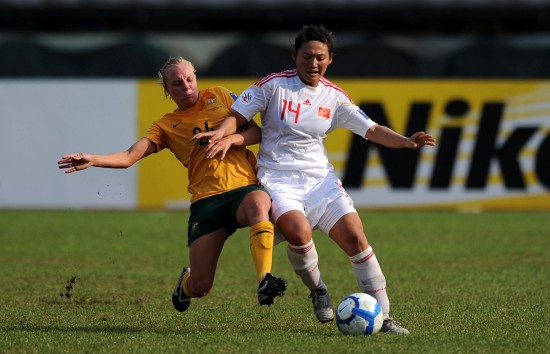 图文-中国1-0澳大利亚 李丹阳身体阻挡对手拼抢_国内足球-女足_nike