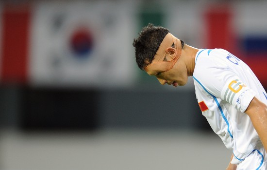 图文-男足小组赛中国平韩国 卢斌负伤坚持比赛_国内足球-国家队_新浪