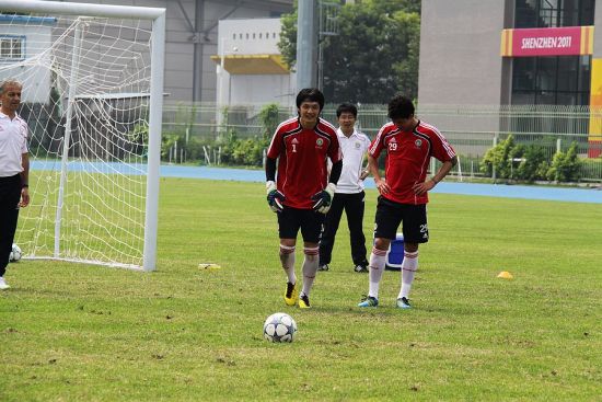 图文-国足热身赛后恢复性训练 国足门将做助跑运动