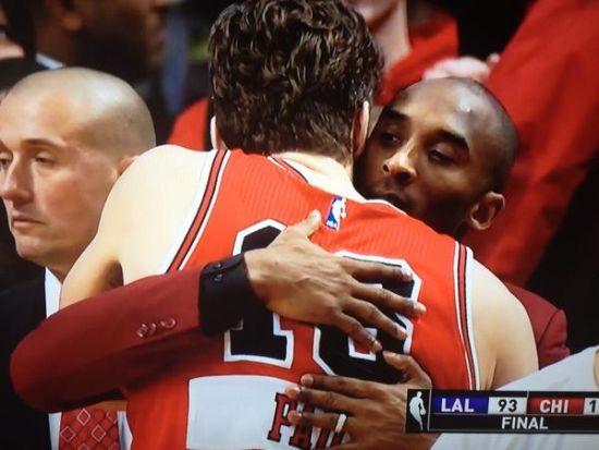 加索尔赛后拥抱科比